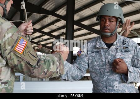 Stati Uniti Army Chief Warrant Officer John Harris, a destra, un jumpmaster assegnato alla 824th Quartermaster Company, riceve una stretta di mano che conferma che paracadutisti sono pronti a saltare da un finto C-130 Hercules aerei durante il paracadute le azioni di formazione condotte a Papa Army Airfield situato in Fort Bragg, NC, 21 aprile 2017. Stati Uniti I soldati assegnati al combattimento 982nd fotocamera Company, il 824th Quartermaster Company e l'esercito degli Stati Uniti per gli affari civili e le operazioni psicologiche Il comando si stavano preparando per un salto in paracadute da un C-130 Hercules aeromobili in Sicilia nella zona di caduta si trova in F Foto Stock