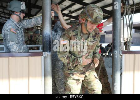 Stati Uniti Army Sgt. Austin Berner, destra, U.S. Soldato assegnato al combattimento 982nd fotocamera Company, salta da un finto C-130 Hercules aerei durante il paracadute le azioni di formazione condotte a Papa Army Airfield situato in Fort Bragg, NC, 21 aprile 2017. Stati Uniti I soldati assegnati al combattimento 982nd fotocamera Company, il 824th Quartermaster Company e l'esercito degli Stati Uniti per gli affari civili e le operazioni psicologiche Il comando si stavano preparando per un salto in paracadute da un C-130 Hercules aeromobili in Sicilia nella zona di caduta si trova a Fort Bragg, NC. Foto Stock