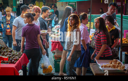 People shopping all'esterno del mercato Warorot (Kad Luang) in Chiang Mai, Thailandia. Foto Stock