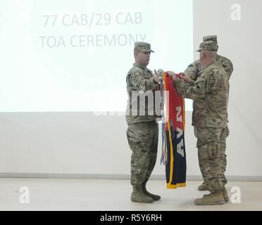 Col. Contrassegnare Beckler e il comando Sgt. Grandi Steven McKenna svelata la ventinovesima combattere la Brigata Aerea dei colori durante il loro trasferimento di autorità cerimonia tenutasi il 23 aprile. Il TOA segnala il trasferimento di responsabilità per il teatro di operazioni di aviazione dall'uscita di 77th cabina. Camp Buehring, Kuwait Foto Stock