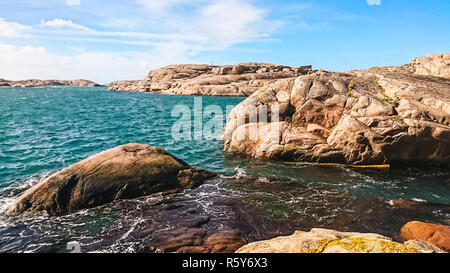 Una vista della baia al Mare del Nord, bella pietra spiagge e isole, Svezia. Foto Stock