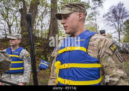 Stati Uniti Army Sgt. Seth Eastman, Hampshire Nuovo Esercito Nazionale Guardia, ascolta le istruzioni in preparazione per attraversare il fiume Delaware durante la regione 1 Concorrenza guerriero migliore concorrenza a Washington attraversando il parco storico, Pa., 26 aprile 2017. Stati Uniti Esercito Nazionale soldati di guardia e noncommissioned officers di sei nuovi Stati in Inghilterra, New Jersey e New York rievoca la leggenda gen. George Washington attraversamento del fiume Delaware, avvenuta la notte del 25 dicembre-26, 1776, durante la Rivoluzione Americana ed era parte di un attacco a sorpresa contro le forze di Hesse a Trenton, N.J Foto Stock