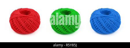 Multicolore di tre bobine di spago isolato su bianco Foto Stock