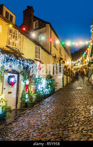 Le strade di ciottoli e pittoresco porto nella pittoresca North Devon villaggio di Clovelley era uno splendido sfondo per una festosa celebrazione della luce su Foto Stock