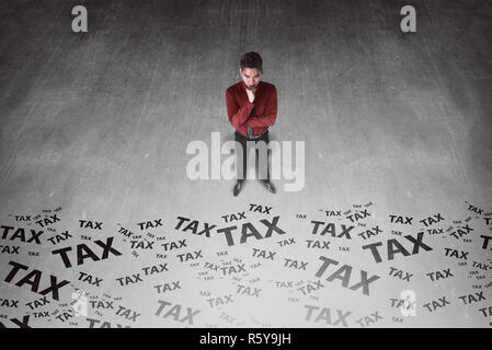 Asian business man looking imposta la scrittura Foto Stock