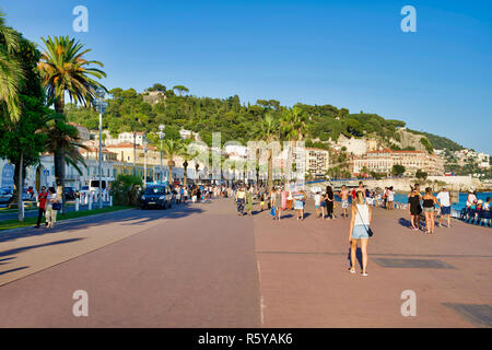 Nizza, Francia - 10 agosto 2018: passeggiata lungo il terrapieno di città Foto Stock