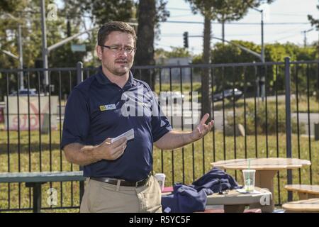 Rob Reape, senior buyer per CarMax Escondido, indirizzi il pubblico durante una settimana di giocare' evento su Camp Pendleton, California, 20 aprile 2017. I servizi armati uomini giovani dell Associazione Cristiana, Fisher Centro per l'infanzia, è stato premiato con un gioco Kaboom sovvenzione dalla Fondazione CarMax per militari bambino mese dove un 'immaginazione parco giochi' è stato rivelato. Foto Stock