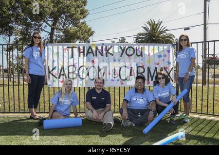 CarMax di Escondido lavoratori posano per una foto di gruppo durante una settimana di giocare' evento su Camp Pendleton, California, 20 aprile 2017. I servizi armati uomini giovani dell Associazione Cristiana, Fisher Centro per l'infanzia, è stato premiato con un gioco Kaboom sovvenzione dalla Fondazione CarMax per militari bambino mese dove un 'immaginazione parco giochi' è stato rivelato. Foto Stock