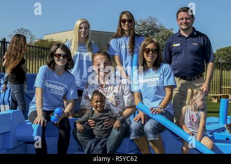 Giovanni cancelli, centro, presidente della Orange County Council Lega Navale degli Stati Uniti e di CarMax Escondido lavoratori giocare con i bambini dei servizi armati uomini giovani dell Associazione Cristiana, Fisher Centro per l'infanzia, durante una settimana di giocare' evento su Camp Pendleton, California, 20 aprile 2017. Il ASYMCA, Fisher Centro per l'infanzia, è stato premiato con un gioco Kaboom sovvenzione dalla Fondazione CarMax per militari bambino mese dove un 'immaginazione parco giochi' è stato rivelato. Foto Stock