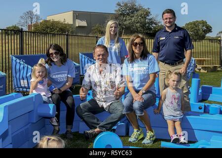 Giovanni cancelli, centro, presidente della Orange County Council Lega Navale degli Stati Uniti e di CarMax Escondido lavoratori giocare con i bambini dei servizi armati uomini giovani dell Associazione Cristiana, Fisher Centro per l'infanzia, durante una settimana di giocare' evento su Camp Pendleton, California, 20 aprile 2017. Il ASYMCA, Fisher Centro per l'infanzia, è stato premiato con un gioco Kaboom sovvenzione dalla Fondazione CarMax per militari bambino mese dove un 'immaginazione parco giochi' è stato rivelato. Foto Stock