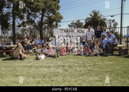 Carmax di Escondido lavoratori, servizi armati uomini giovani dell Associazione Cristiana (ASYMCA), pescatori Centro per l'infanzia i lavoratori e i bambini posano per una foto di gruppo durante una settimana di giocare' evento su Camp Pendleton, California, 20 aprile 2017. Il ASYMCA, Fisher centro per bambini, è stato premiato con un gioco Kaboom sovvenzione dalla Fondazione CarMax per militari bambino mese dove un 'immaginazione parco giochi' è stato rivelato. Foto Stock