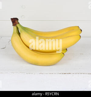 Banane frutta frutto quadrato sul piatto di legno Foto Stock