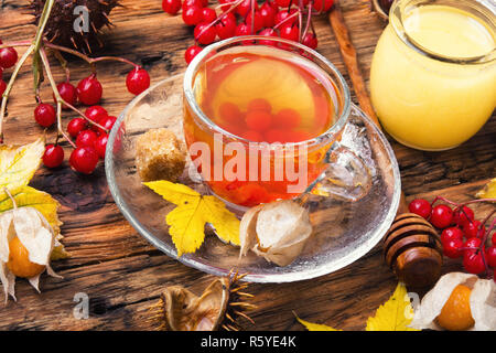 Autunno ancora vita con tè Foto Stock