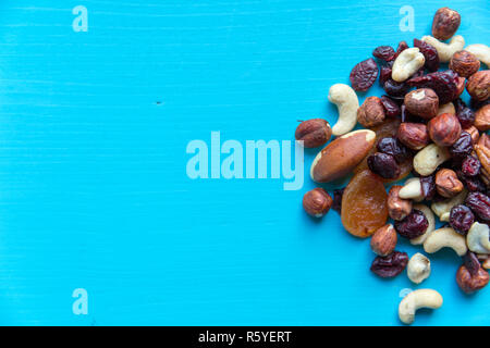 Un sano spuntino veloce in ufficio. La frutta secca e i dadi sulla scrivania Foto Stock