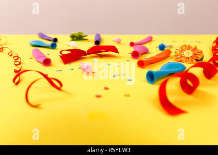 Festa Colorati oggetti su sfondo giallo Foto Stock
