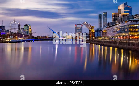 Donna Bridge e fregata Sarmiento. A Puerto Madero Buenos Aires, Argentina. Foto Stock