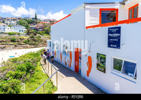 Il nuovo design e illustrazione dipinta sul Tamarama Surf Life saving Club di Sydney, Australia Foto Stock