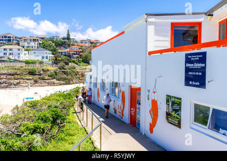 Il nuovo design e illustrazione dipinta sul Tamarama Surf Life saving Club di Sydney, Australia Foto Stock