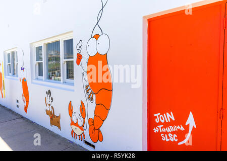 Il nuovo design e illustrazione dipinta sul Tamarama Surf Life saving Club di Sydney, Australia Foto Stock