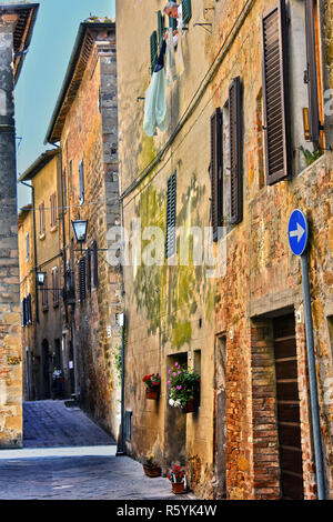 Via del centro storico di Pienza in Toscana, Italia Foto Stock