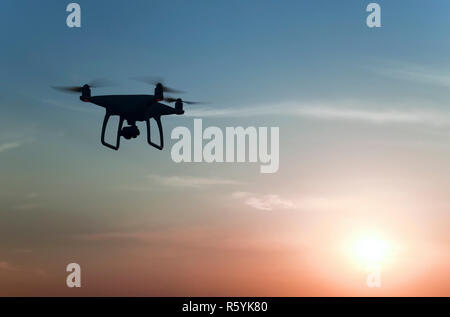 Silhouette Quadrocopters contro lo sfondo di sunrise Foto Stock