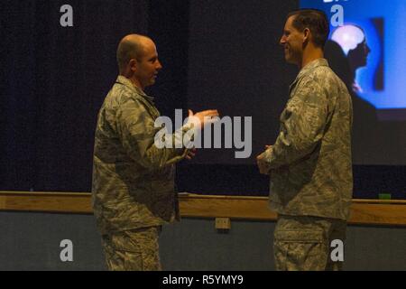 Stati Uniti Air Force Col. Tod Robbins, 354Fighter Wing vice comandante, parla con Lt. Col. Regan Patrick, una professione delle armi è il centro di eccellenza istruttore, durante uno sviluppo professionale seminario Aprile 13, 2017 a Eielson Air Force Base in Alaska. Durante il seminario Patrick ha parlato di esperienze personali, condiviso patrimonio Motivazionali video e offerta di risorse per aiutare gli avieri diventare leader migliori. Foto Stock