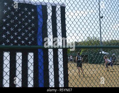 A Newport News funzionario di polizia si prepara a bat durante il guerriero ferito amputato Softball Team vs. Newport News forze di polizia e dei vigili del fuoco gioco in Newport News, Va., 15 aprile 2017. Dopo aver servito il loro paese, il WWAST atleti continuare a fungere da modelli di ruolo in tutta la nazione, suscitando la speranza di fronte alle avversità. Foto Stock