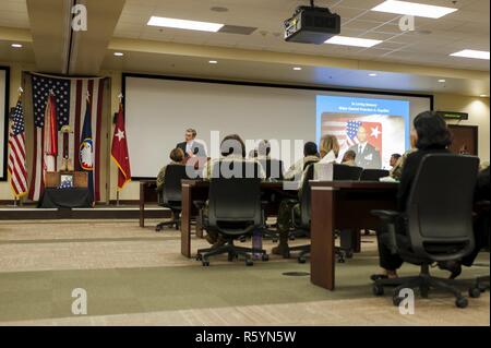 Jeff Weart, CON GLI STATI UNITI La riserva di esercito il comando G-3/5/7, dà il suo commento come USARC militari e civili ricordato il Mag. Gen. Franciso A. Espaillat durante una cerimonia commemorativa presso l'U.S. La riserva di esercito di sede di comando, 19 aprile 2017, a Fort Bragg, N.C. Espaillat, 56, da New York City, slated per diventare il prossimo U.S. Esercito comando di riserva di capo del personale. In precedenza ha servito come il comandante generale del 143supporto comando (Expeditionary), a Orlando, Fla. Espaillat è morto il 7 aprile 2017, a Fort Bragg. Foto Stock