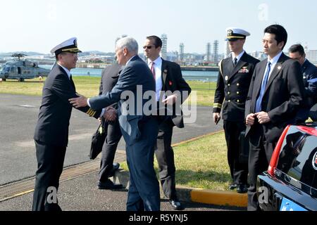 YOKOSUKA, Giappone (19 aprile 2017) Capt. Jeffrey Kim, comandante le attività della flotta Yokosuka il comandante, scuote le mani con il Vice Presidente Mike pence al suo arrivo all'installazione. Pence la visita a Yokosuka mercoledì è parte di un viaggio ufficiale per la regione Asia Pacifico il rinforzo degli Stati Uniti il pieno impegno per la sua sicurezza alleanze. Durante il vice presidente del viaggio ha parlato con i leader militari e successivamente con i marinai a bordo della USS Ronald Reagan (CVN 76). Le attività della flotta (FLEACT) Yokosuka fornisce, mantiene e gestisce servizi di base e servizi a sostegno del settimo fuggire Foto Stock