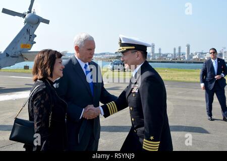 YOKOSUKA, Giappone (19 aprile 2017) - Capt. Jeffrey Kim, comandante le attività della flotta Yokosuka il comandante scuote le mani con il Vice Presidente Mike pence al suo arrivo all'installazione. Pence la visita a Yokosuka mercoledì è parte di un viaggio ufficiale per la regione Asia Pacifico il rinforzo degli Stati Uniti il pieno impegno per la sua sicurezza alleanze. Durante il vice presidente del viaggio ha parlato con i leader militari e successivamente con i marinai a bordo della USS Ronald Reagan (CVN 76). Le attività della flotta (FLEACT) Yokosuka fornisce, mantiene e gestisce servizi di base e servizi a sostegno del settimo fle Foto Stock