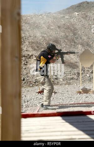 Il personale Sgt. John Browning, a Jackson, Georgia nativo e competitivo soldato di ripresa con gli Stati Uniti Esercito di unità di precisione di tiro, manovre attraverso una azione-fase di ripresa al 2017 U.S. Tiro Pratico Multi-Gun Associazione cittadini di Las Vegas, Nevada, il 15 aprile. Dopo la tre-giorni di gara che include 14 differenti stadi, Browning ha vinto il secondo posto il titolo nella divisione limitata con 1158.7405 i punti di corrispondenza. Foto Stock