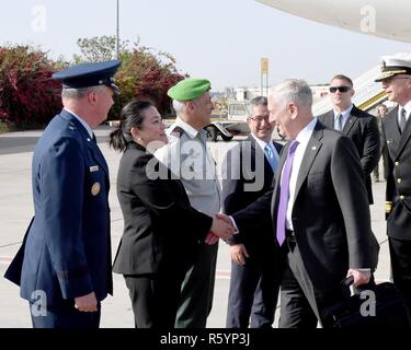 Il Segretario della Difesa Jim Mattis arrivati in Israele dell'aeroporto Ben Gurion, 20 aprile 2017, per una visita di due giorni in cui egli incontrerà i top governo israeliano funzionari. Segretario Mattis è stato salutato da IDF MG Michael Edelstein, Ambasciata Statunitense incaricato d'affari Leslie Tsou e ambasciata usa Attache Deffense generale Rupp Foto Stock