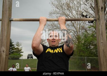 Stati Uniti Army Sgt. Franklin Moore, una documentazione di combattimento/ Produzione specialista, assegnato alla 55th Signal Company (lotta contro la telecamera), conduce 55 pull-ups durante la Hilda sfida nel 2017 quinto annuale SPC Hilda I. Clayton meglio combattere la telecamera (COMCAM) Concorrenza a Fort George G. Meade, Md., 17 aprile 2017. Moore è competere nel 2017 quinto annuale migliore concorrenza COMCAM dove squadre di due competere per tutta la durata di un evento di giro che le prove del loro stato fisico e mentale e di capacità tecniche. La concorrenza è stabilita in onore di combattimento caduti soldato fotocamera SPC Hilda I. Clayton, che ha dato a lei l Foto Stock