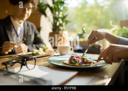 Mangiare nel ristorante Foto Stock