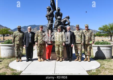 Stati Uniti Capo di Stato Maggiore dell Esercito gen. Mark A. Milley visite rete tecnologia Enterprise Command (NETCOM) Sede, Fort Huachuca, Ariz., 19 aprile 2017. Foto Stock