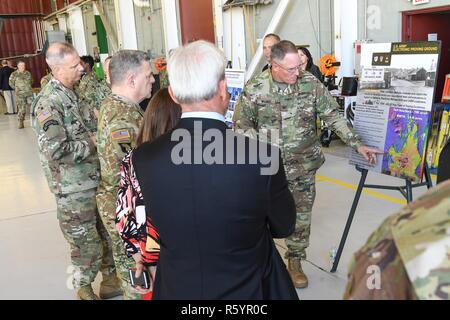 Stati Uniti Capo di Stato Maggiore dell Esercito gen. Mark A. Milley visite rete tecnologia Enterprise Command (NETCOM) Sede, Fort Huachuca, Ariz., 19 aprile 2017. Foto Stock