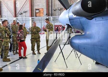 Stati Uniti Capo di Stato Maggiore dell Esercito gen. Mark A. Milley e congressista Martha McSally visitate la rete Enterprise Technology Command (NETCOM) Sede, Fort Huachuca, Ariz., 19 aprile 2017. Foto Stock