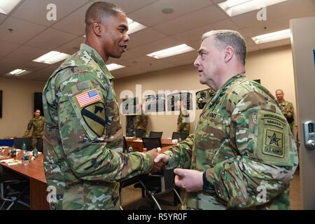 Stati Uniti Capo di Stato Maggiore dell Esercito gen. Mark A. Milley visite rete tecnologia Enterprise Command (NETCOM) Sede, Fort Huachuca, Ariz., 19 aprile 2017. Foto Stock