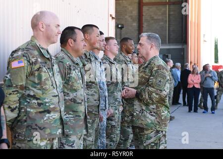 Stati Uniti Capo di Stato Maggiore dell Esercito gen. Mark A. Milley monete dai soldati durante una visita alla rete Enterprise Technology Command (NETCOM) Sede, Fort Huachuca, Ariz., 19 aprile 2017. Foto Stock