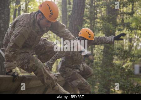 Stati Uniti Air Force Staff Sgt. Gustavo Castillo e Avieri 1a classe Franklin Harris, assegnato al primo combattimento squadrone della Fotocamera, passa oltre la parete inclinata ostacolo durante il 2017 quinto annuale Spc. Hilda I. Clayton meglio combattere la telecamera (COMCAM) Concorrenza a Fort A.P. Hill, Va., 18 aprile 2017. Castillo e Harris sono in competizione nel 2017 quinto annuale migliore concorrenza COMCAM dove squadre di due competere per tutta la durata di un evento di giro che le prove del loro stato fisico e mentale e di capacità tecniche. La concorrenza è stabilita in onore di combattimento caduti soldato fotocamera SPC Hilda I. Clayton, che ha dato a lei l Foto Stock