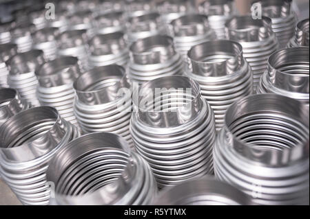 Tubi filettati con filettature. in produzione. pezzi finiti in una riga Foto Stock