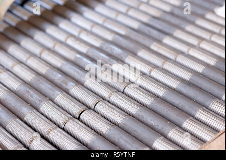 Tubi filettati con filettature. in produzione. pezzi finiti in una riga Foto Stock