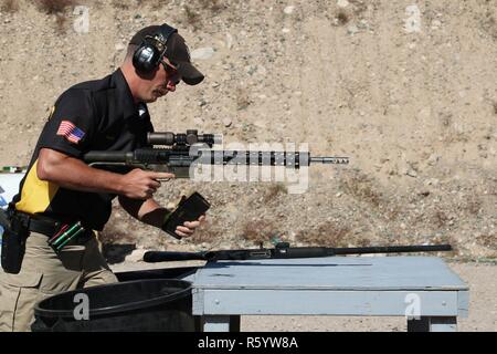 LAS VEGAS, Nev. - Staff Sgt. Tyler Payne, U.S. Esercito di unità di precisione di tiro, da Princeton, Minnesota, compete nel 2017 U.S. Tiro Pratico Multi-Gun Associazione Campionati Nazionali, 15 aprile presso la Pro Gun Club. Payne ha sostenuto la sua seconda consecutiva il titolo nazionale in metallo pesante divisione tattico. Foto Stock