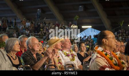 Il cap. Jenks, Capo del personale della Marina Militare Ufficiale Regione Hawaii, e sua moglie Caterina frequentare l'Hula Kahiko concorrenza a 54th annuale di Merrie Monarch Festival Venerdì notte. Il cap. Jenks è il principale responsabile del personale della regione marina Hawaii, e ha partecipato al Merrie Monarch Festival Parade di sabato 22 aprile. La Marina riconosce che la Merrie Monarch Festival onora l'eredità lasciata dal re David Kalākaua, che ha ispirato la perpetuazione di Hawaiian tradizioni, lingua nativa e arti. Re Kalākaua negoziato un trattato con gli Stati Uniti che ha portato a Marina la sua presenza a Pearl Harbor. Foto Stock