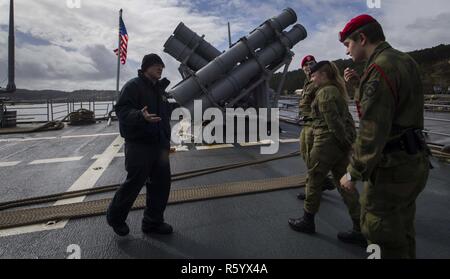 HAAKONSVERN, Norvegia (21 aprile 2017) Yeoman marinaio Tyler Brock fornisce un tour di USS Leyte golfo (CG 55) ad un gruppo di soldati norvegesi Aprile 21, 2017. Leyte Golfo sta conducendo operazioni navali negli Stati Uniti Sesta flotta area di operazioni a sostegno degli Stati Uniti per gli interessi di sicurezza nazionali in Europa. Foto Stock