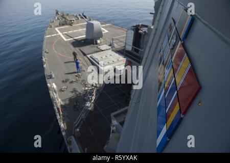 Oceano atlantico (21 aprile 2017) - USS Carney (DDG 64) crociere nell'Oceano Atlantico durante la partecipazione a Flag Officer Sea allenamento Aprile 21, 2017. Carney, un Arleigh Burke-class guidato-missile distruttore, distribuita a Rota, Spagna, sta conducendo la sua pattuglia di terzi negli Stati Uniti Sesta flotta area di operazioni a sostegno degli Stati Uniti per gli interessi di sicurezza nazionali in Europa. Foto Stock