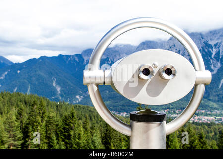 Coin binocolo per osservazione delle montagne delle Alpi bavaresi,germania. Foto Stock