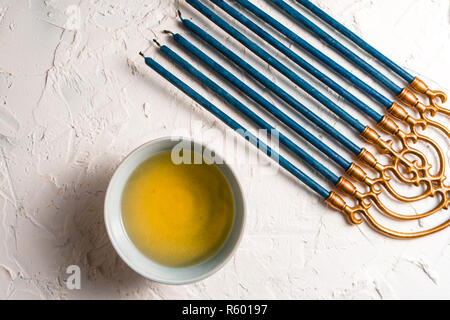 Frammento di Hanukkah con candele di blu e il burro in una ciotola diagonal Foto Stock