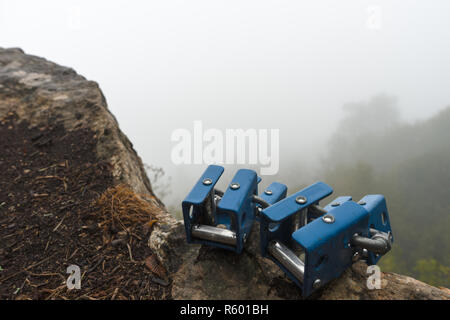 La nebbia sulle montagne e colline di Armenia Foto Stock