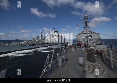 Oceano atlantico (26 aprile 2017) - La Arleigh Burke-class guidato-missile destroyer USS Carney (DDG 64) conduce a una ricostituzione in mare con il British onda-class Royal Fleet RFA ausiliario righello di onda (A390) durante la partecipazione a Flag Officer Sea allenamento Aprile 26, 2017. Carney, distribuita a Rota, Spagna, sta conducendo la sua pattuglia di terzi negli Stati Uniti Sesta flotta area di operazioni a sostegno degli Stati Uniti per gli interessi di sicurezza nazionali in Europa. (U.S. Foto di Marina di Massa lo specialista di comunicazione di terza classe Weston Jones/rilasciato) Foto Stock